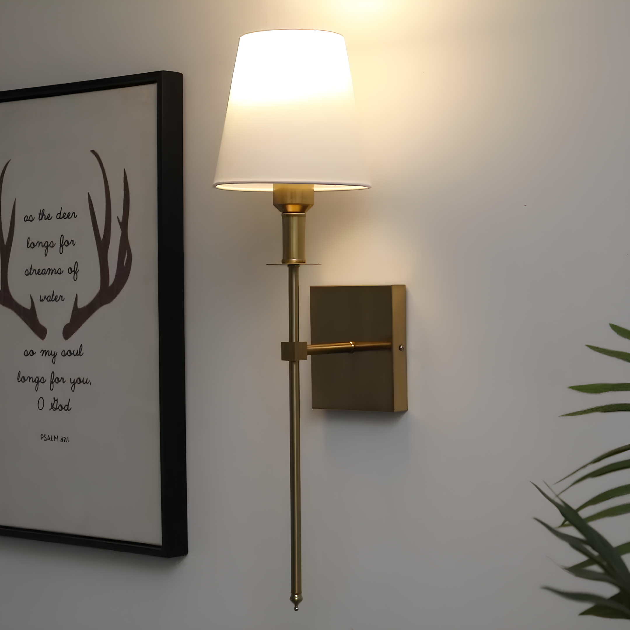 De Aurelia Wall Light heeft een klassiek ontwerp met een gouden afwerking en een elegante lampenkap, ideaal voor het toevoegen van stijlvolle verlichting aan elke ruimte.