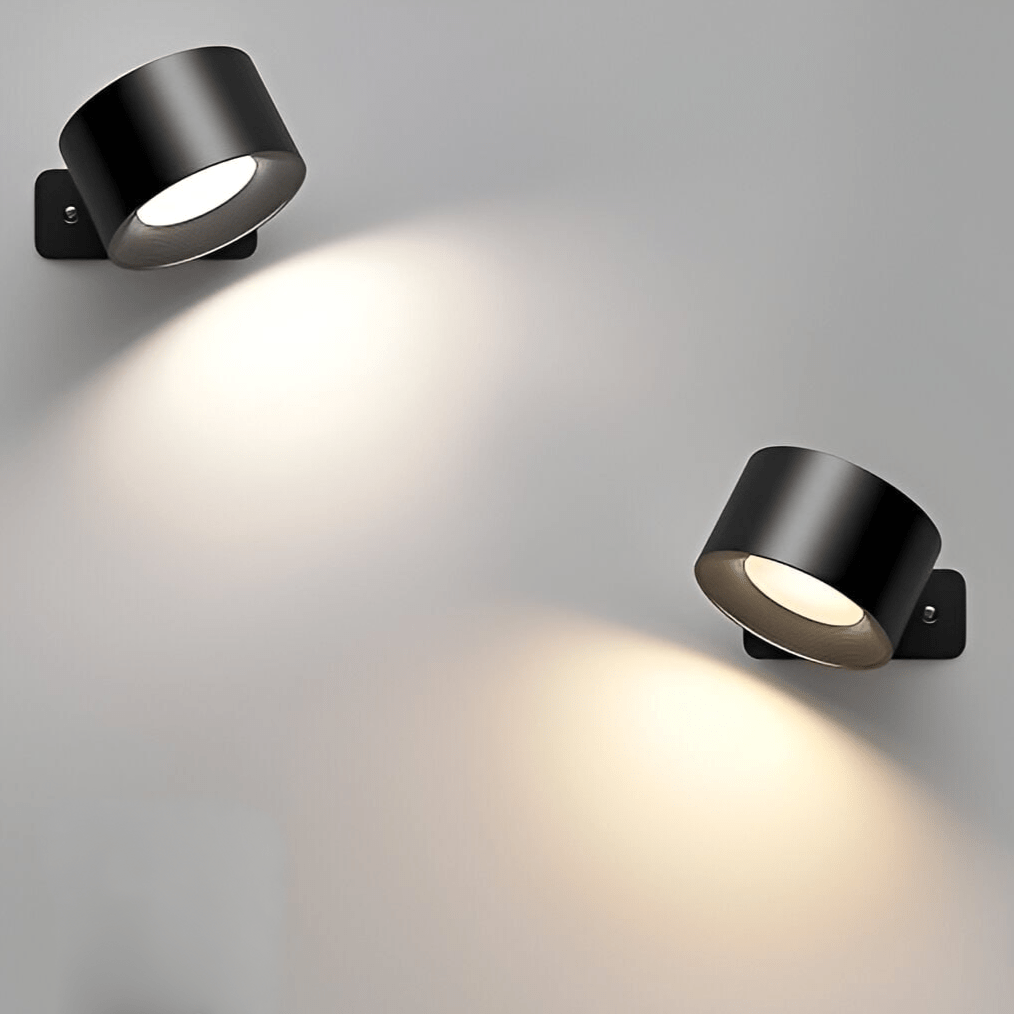 Zwarte, moderne wandlamp van Aurora Glow met een strak en minimalistisch ontwerp. Deze draadloze lamp biedt sfeervolle verlichting met verstelbare lichtinval, ideaal voor een warme en stijlvolle ambiance in elk interieur. Perfect voor functioneel gebruik en decoratieve accenten.