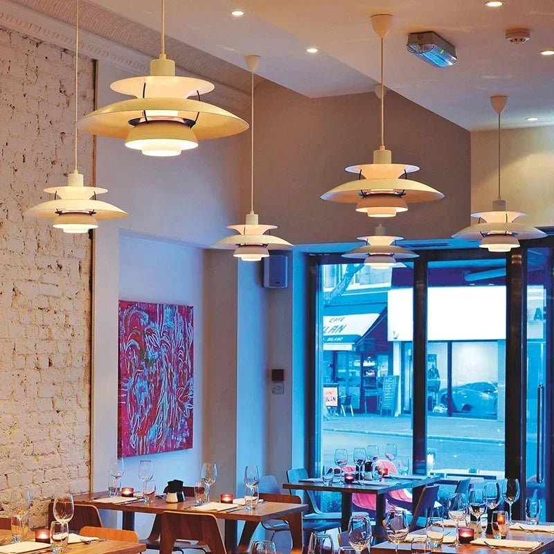 Aurora Luxe Plafondlampen verlichten een moderne eetruimte met een elegant en energiezuinig design. Perfect voor restaurants en stijlvolle interieurs, deze lampen bieden warme, sfeervolle verlichting en een unieke uitstraling.