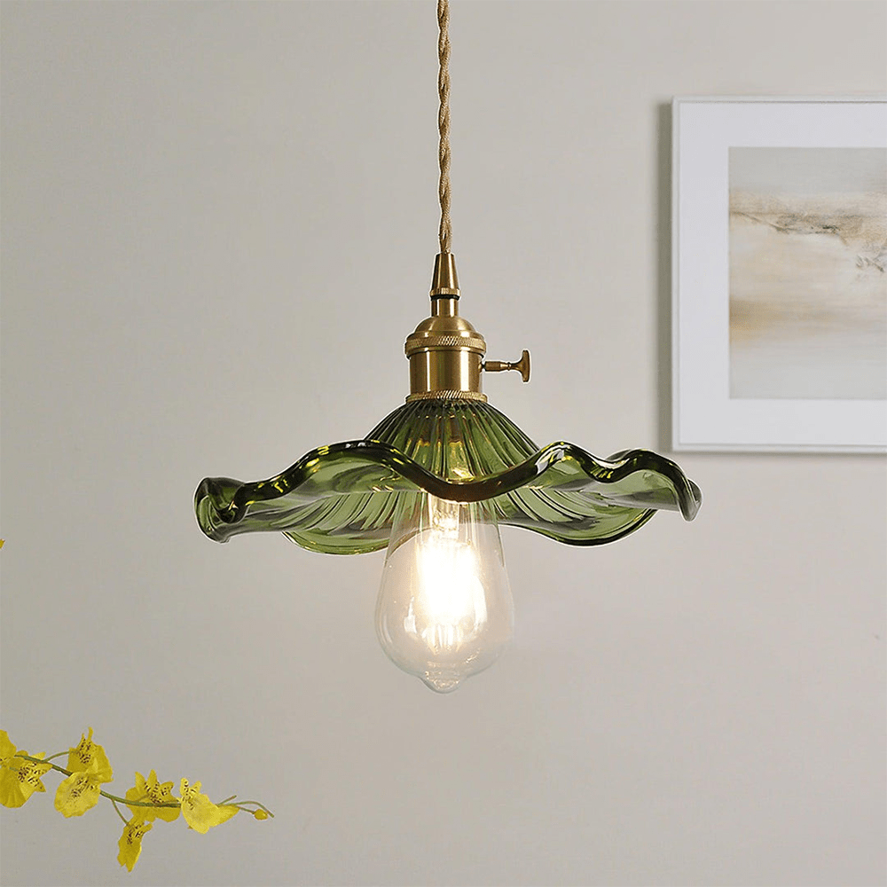 Hanglamp van BloomLume met een organisch gevormde groene glazen kap en een vintage messing fitting. Deze stijlvolle en natuurlijke lamp straalt een warme en elegante sfeer uit, perfect voor woonkamers, eetkamers of artistieke ruimtes. Een unieke toevoeging aan elk interieur.