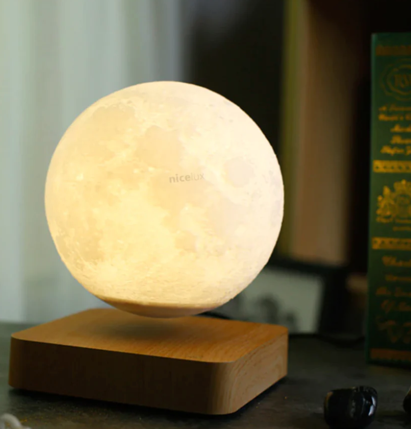 Brillum Maanlamp met drijvend effect, een innovatief ontwerp met een zwevende maan op een houten basis. Het geeft een magisch en rustgevend licht, ideaal voor elke kamer.