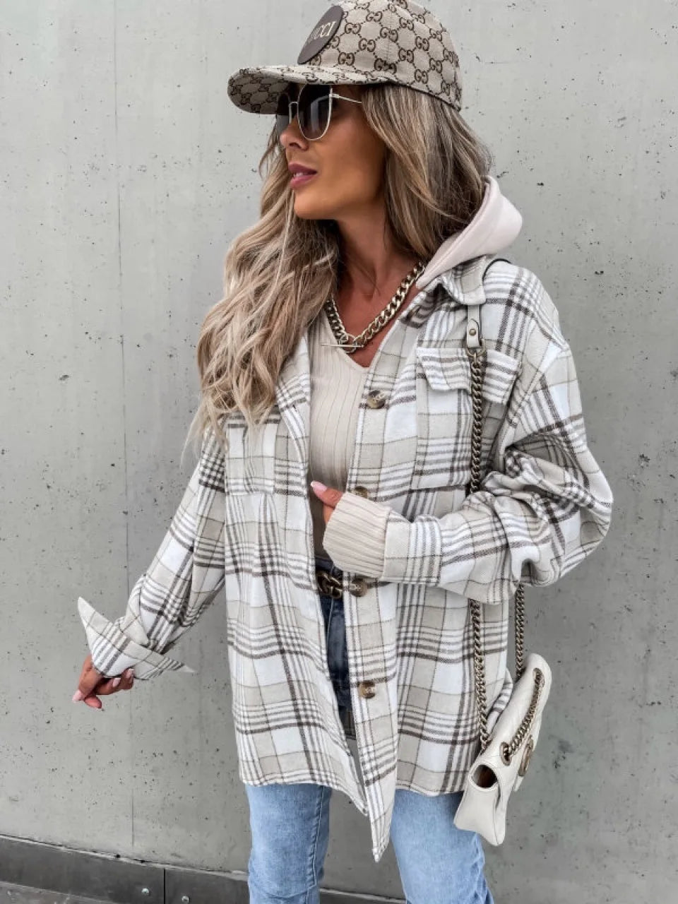 Henco trendy jas in wit-beige ruitpatroon. Deze warme jas heeft een oversized fit en is ideaal voor het najaar. Perfect te combineren met een hoodie en jeans voor een casual en stijlvolle look.