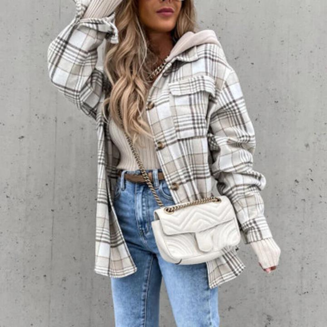 
Henco trendy jas in lichtgrijze ruitprint. Deze warme jas heeft een casual oversized pasvorm en is perfect voor het najaar. De jas is stijlvol gecombineerd met een lichte top, jeans en een crossbody tas voor een complete herfstlook.