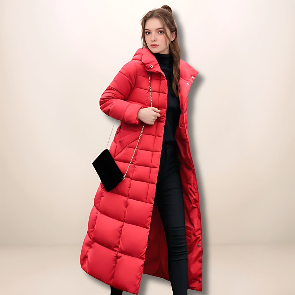 Kendora stijlvolle trenchcoat in opvallend rood, lang en gewatteerd voor een moderne en warme uitstraling. De jas heeft een minimalistisch design zonder bontkraag, ideaal voor een elegante en tijdloze winterlook.