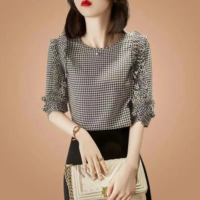 Dazzle Fashion's Gedrukte Ruches Houndstooth Blouse voor Zomerse Mode!