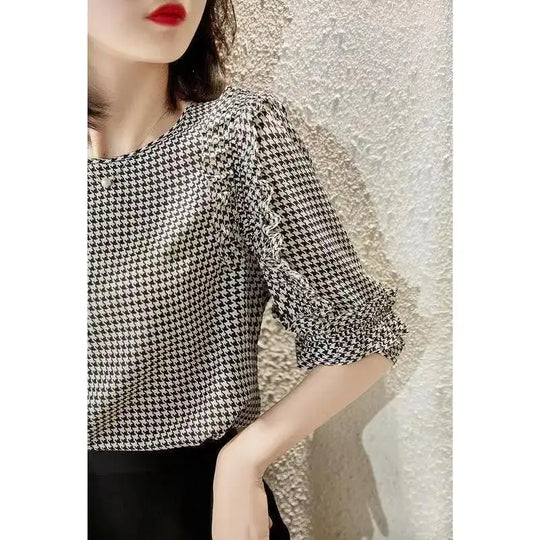 Dazzle Fashion's Gedrukte Ruches Houndstooth Blouse voor Zomerse Mode!